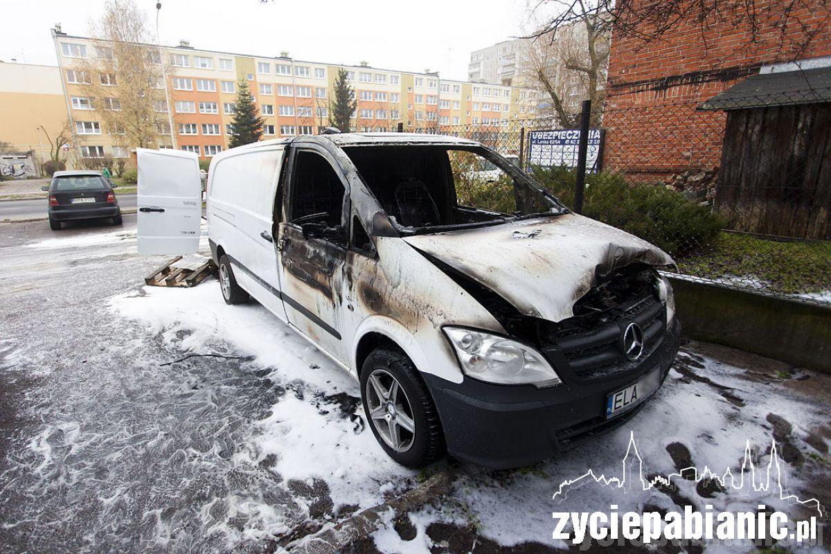 Spłonął dostawczy mercedes.