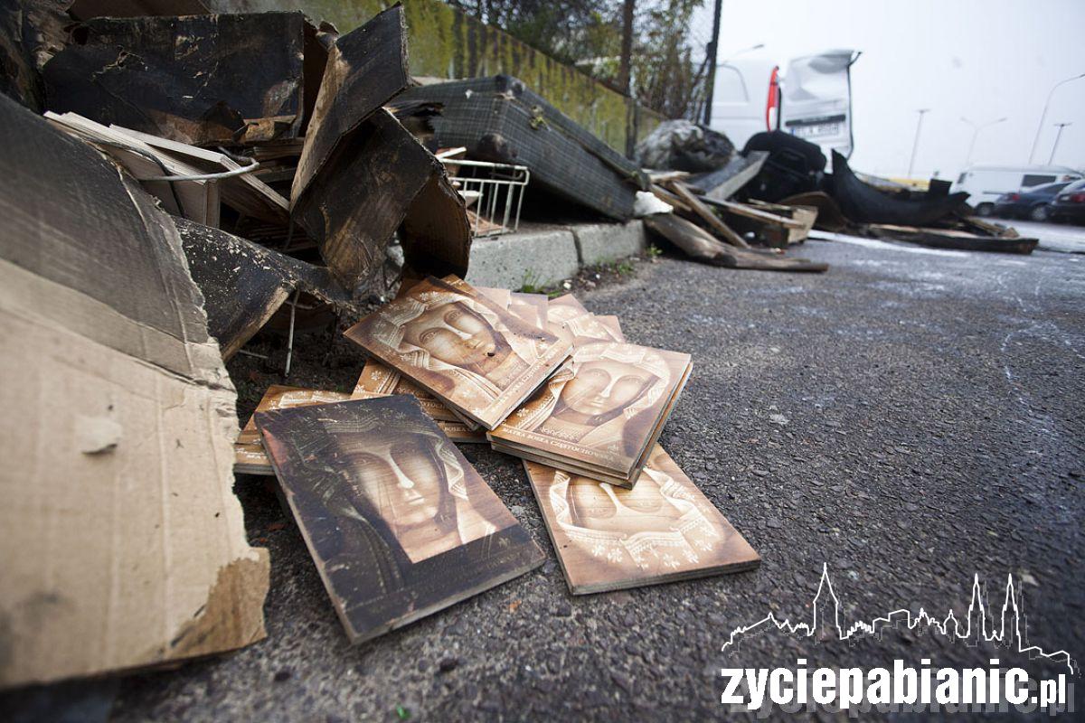 Spłonął dostawczy mercedes.