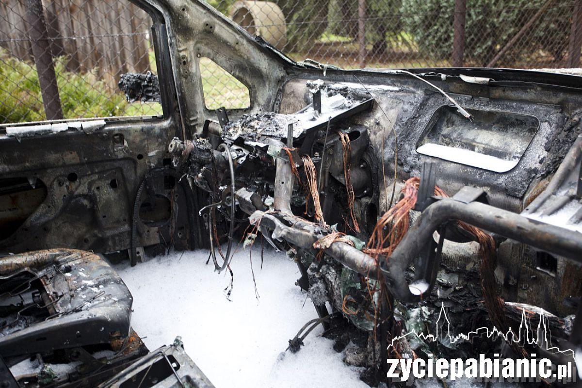 Spłonął dostawczy mercedes.