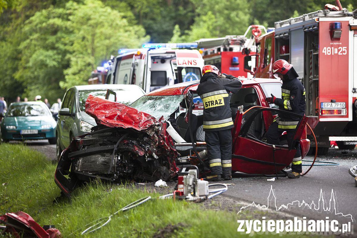 Czołówka. 3 osoby ranne