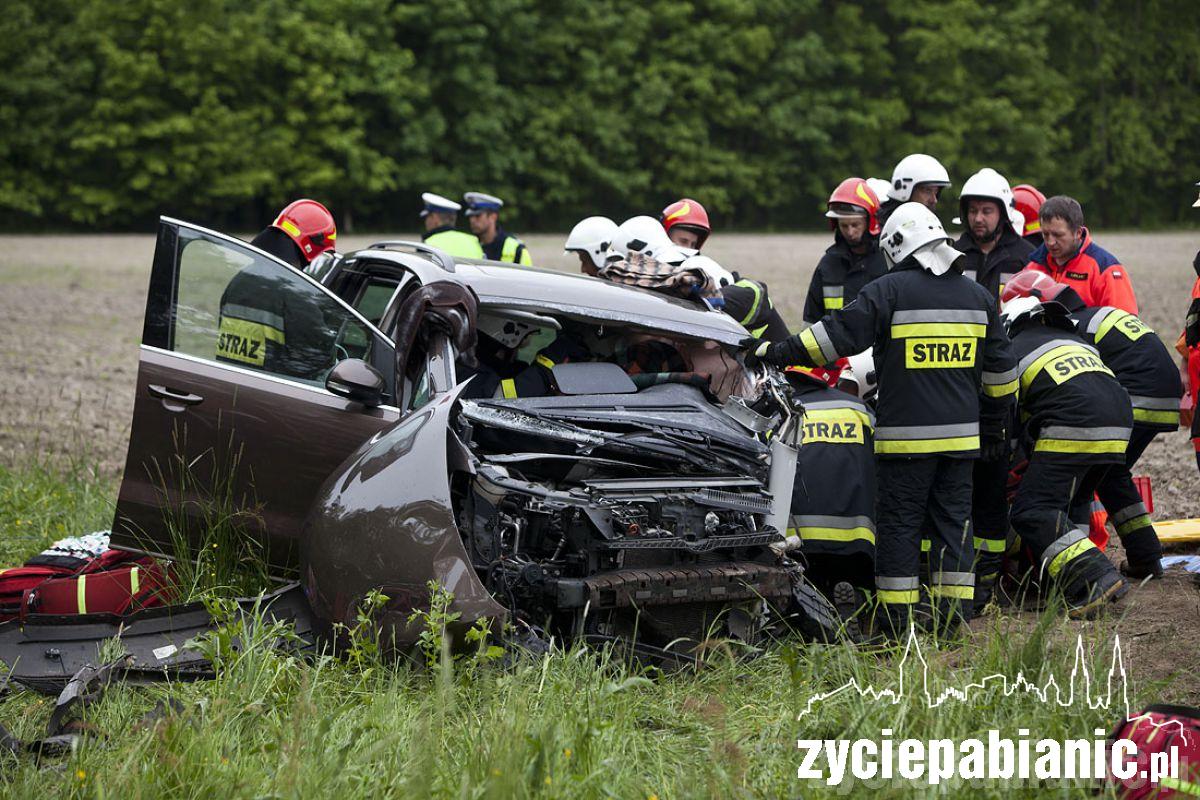 Czołówka. 3 osoby ranne