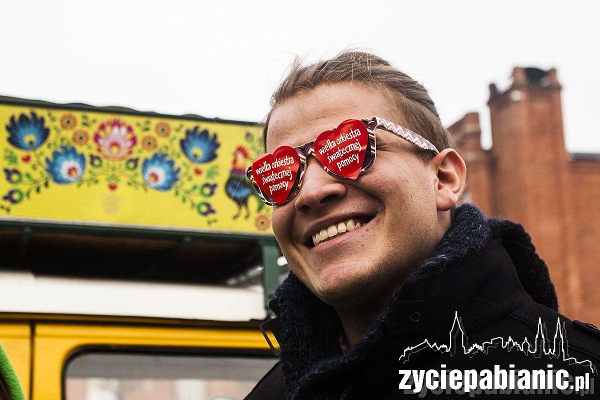 Wolontariusze z terminalem