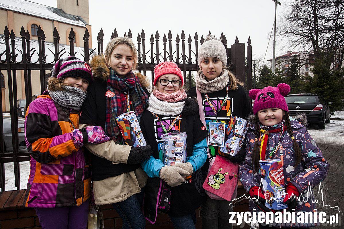 Wolontariusze z terminalem