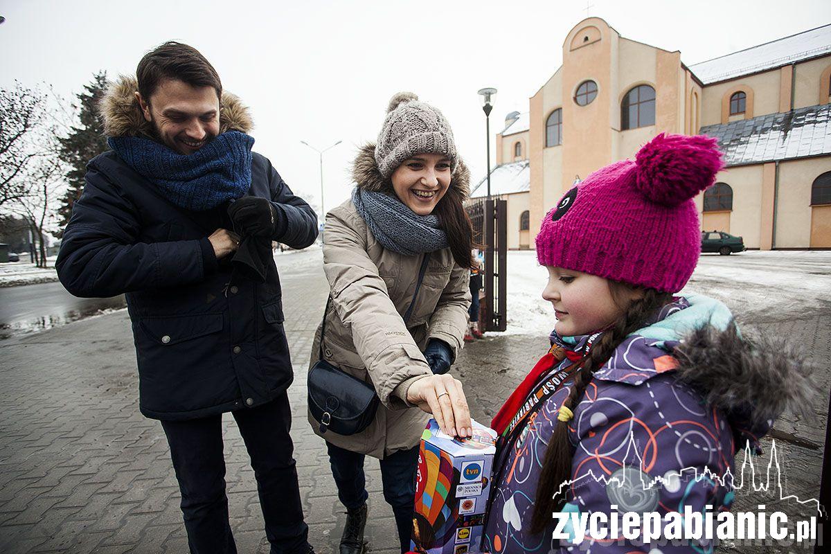 Wolontariusze z terminalem