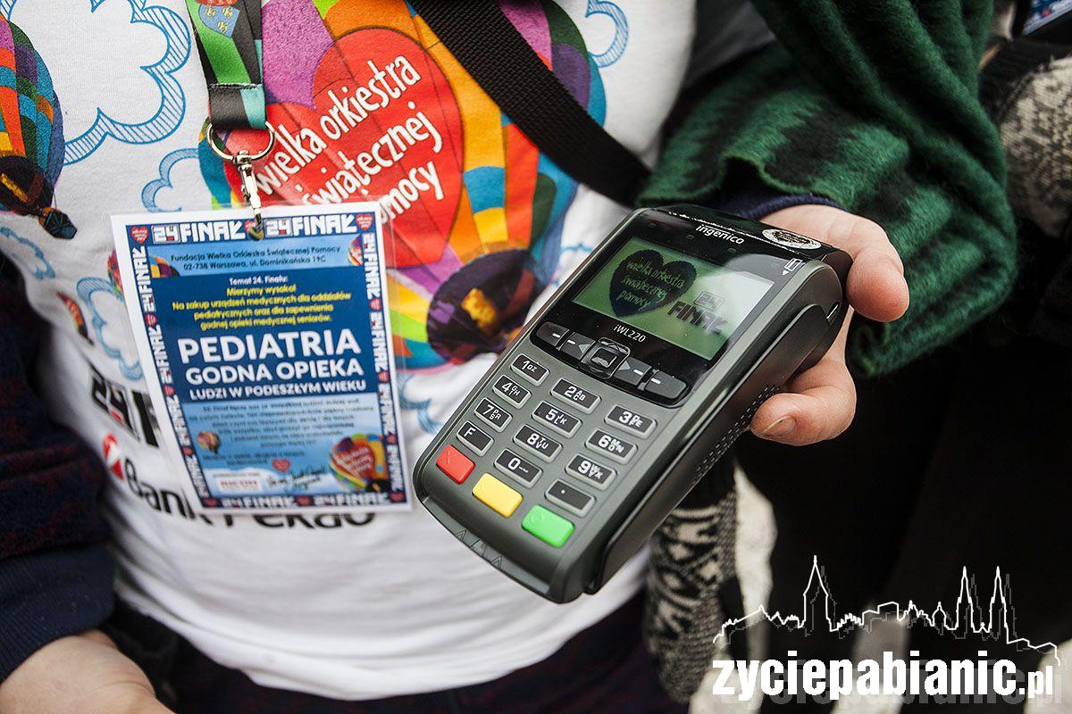 Wolontariusze z terminalem