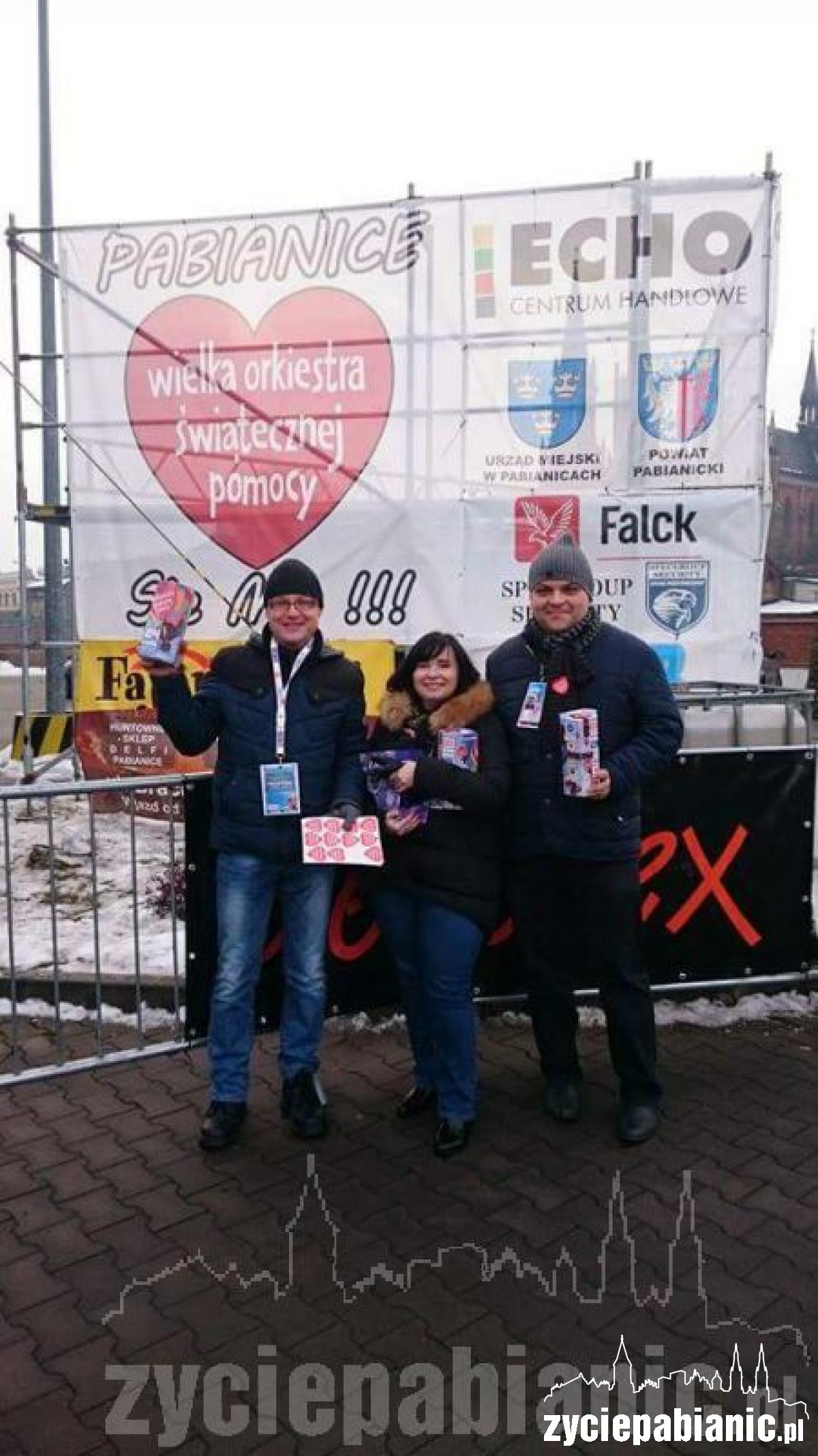 Wolontariusze z terminalem