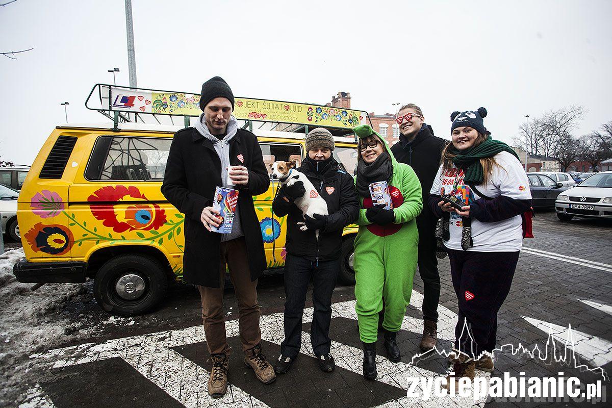 Wolontariusze z terminalem