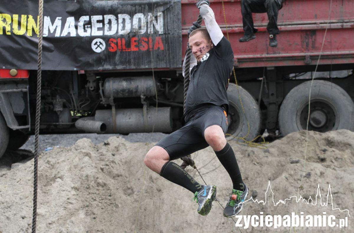 Za mundurem panny sznurem...