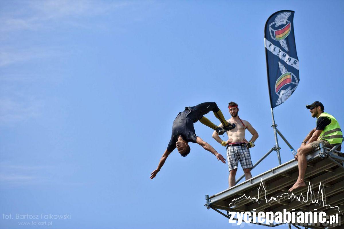 Za mundurem panny sznurem...
