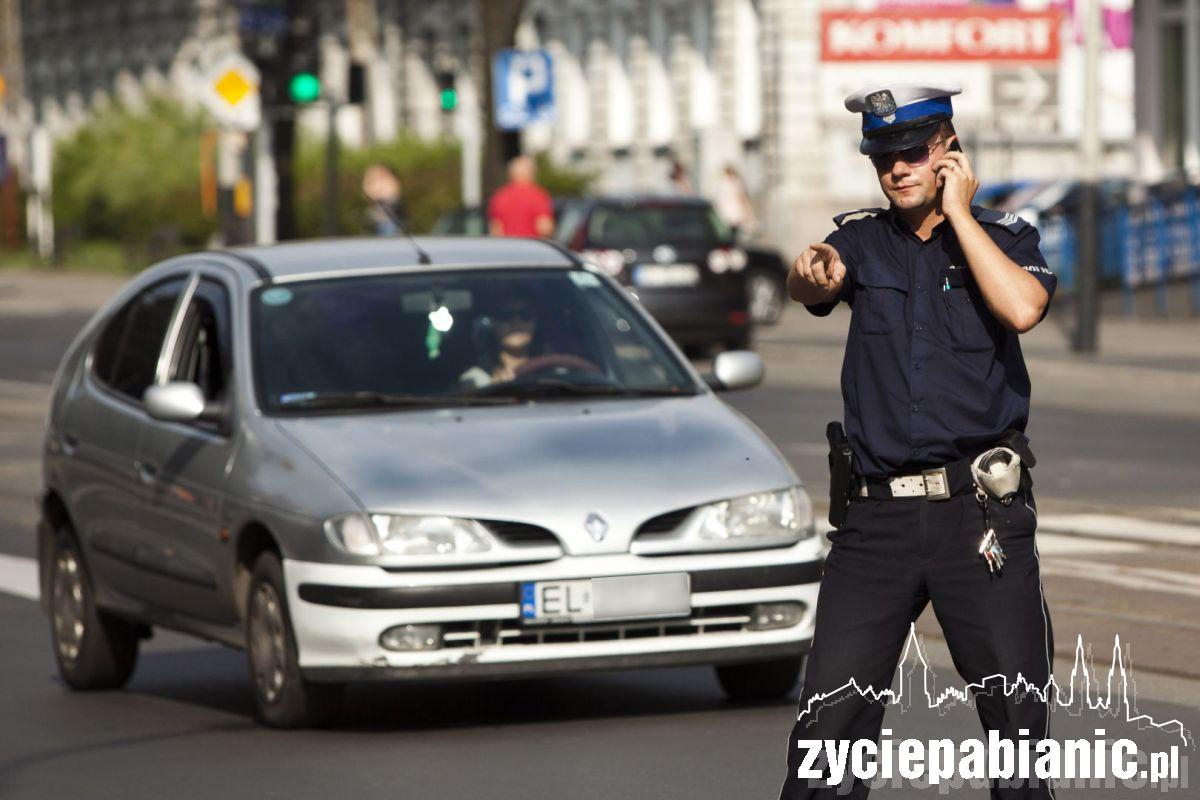 Za mundurem panny sznurem...