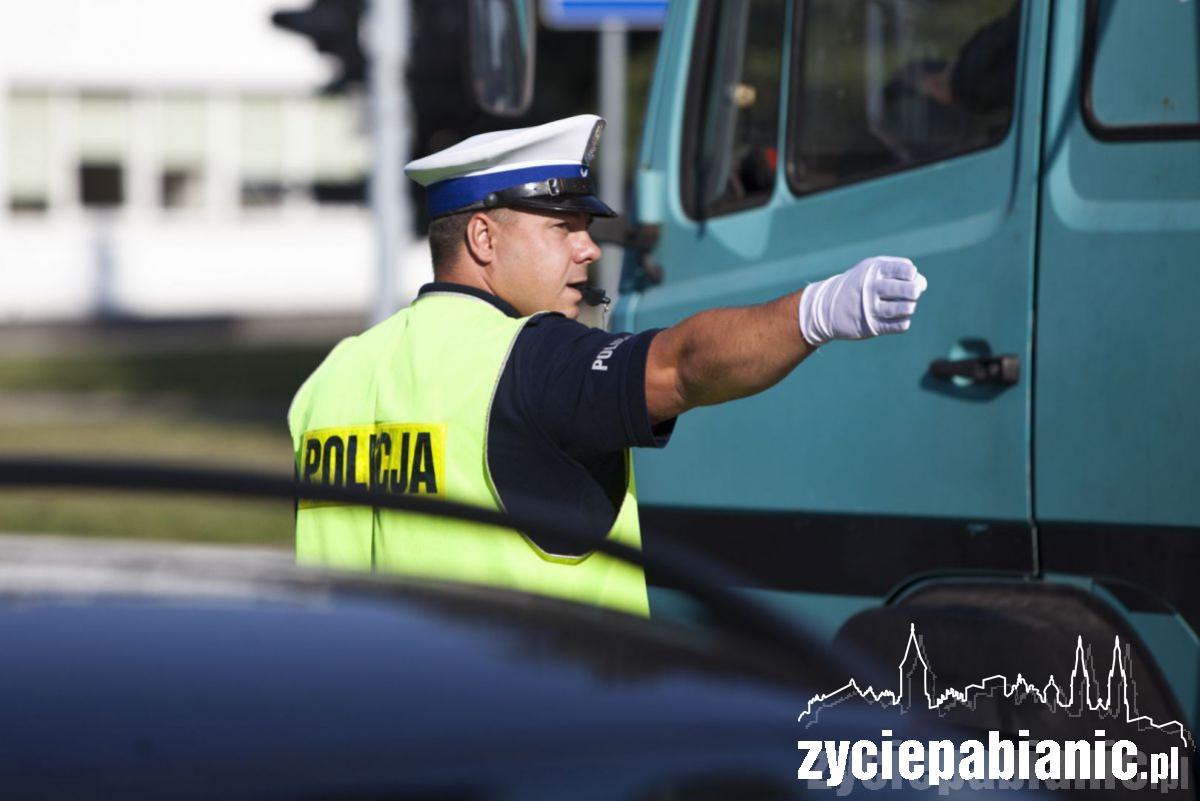 Za mundurem panny sznurem...