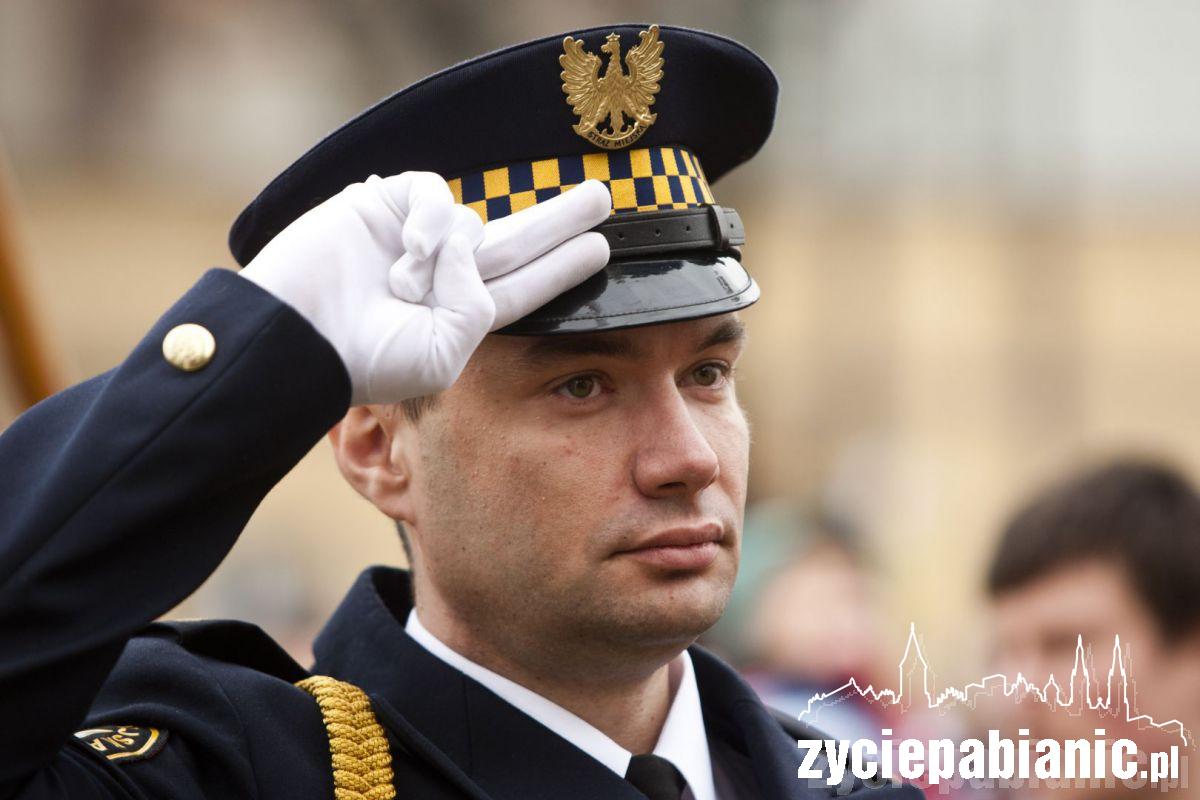 Za mundurem panny sznurem...