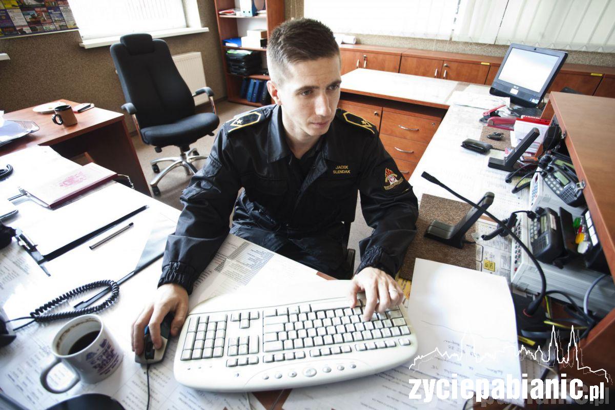 Za mundurem panny sznurem...