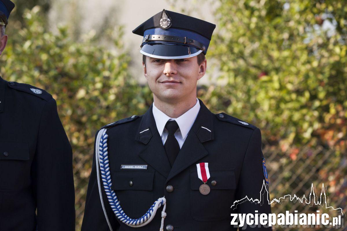 Za mundurem panny sznurem...