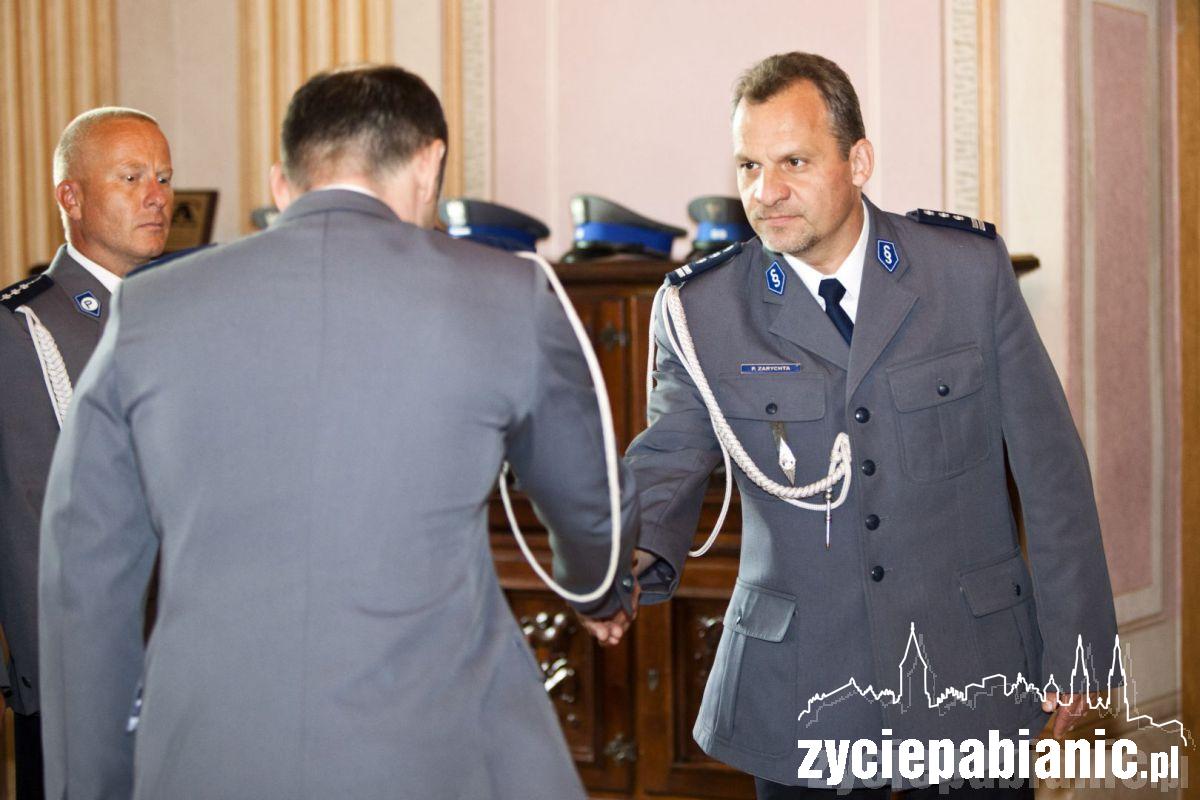 Za mundurem panny sznurem...