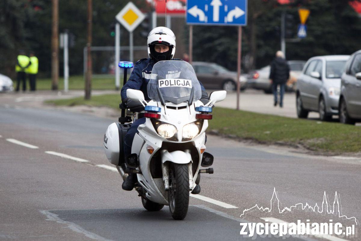 Za mundurem panny sznurem...