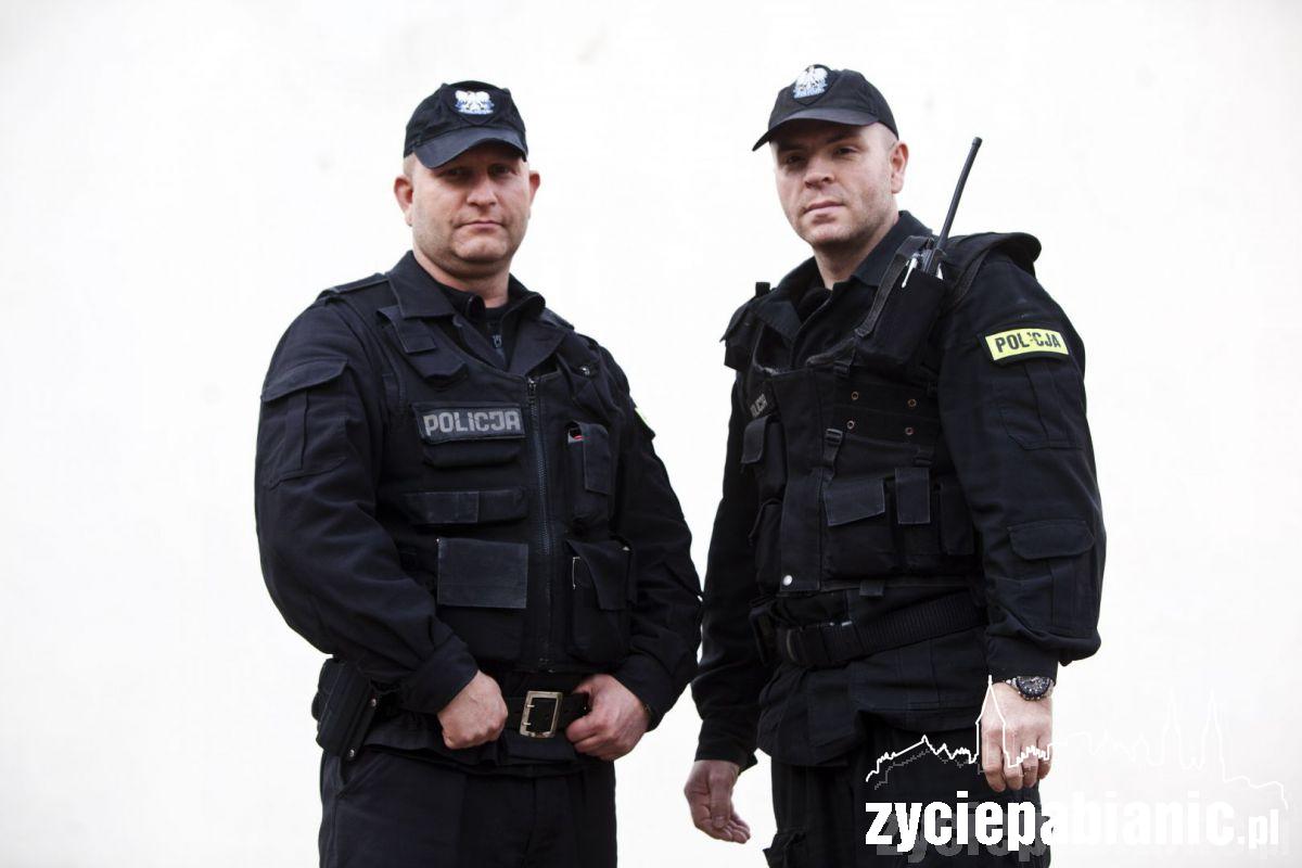 Za mundurem panny sznurem...