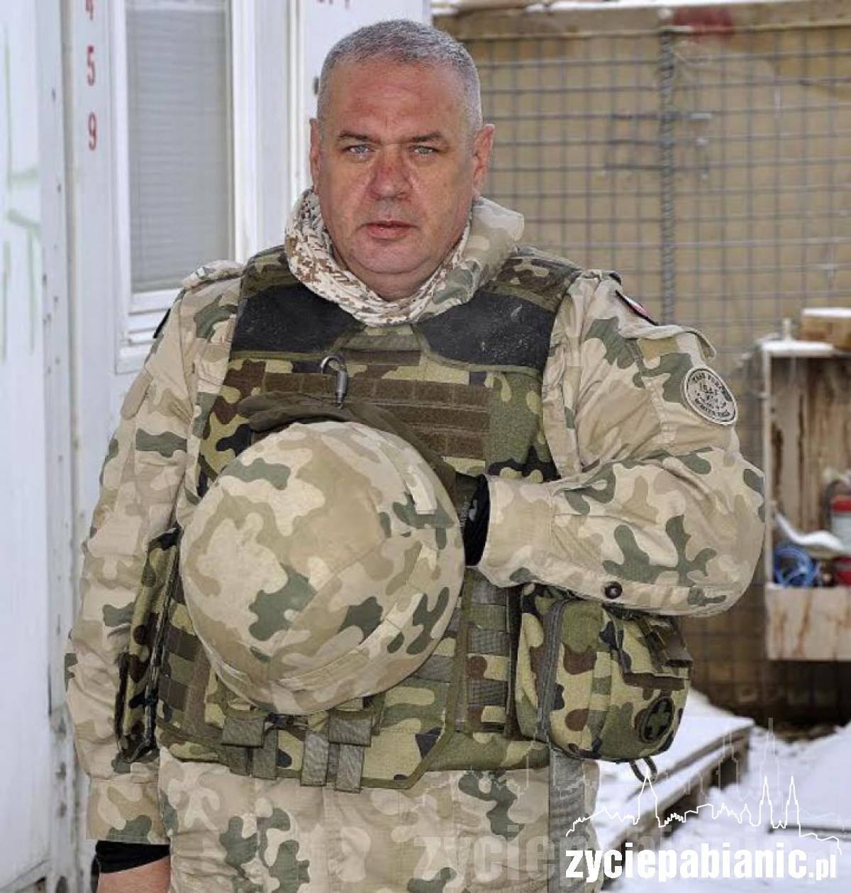 Za mundurem panny sznurem...