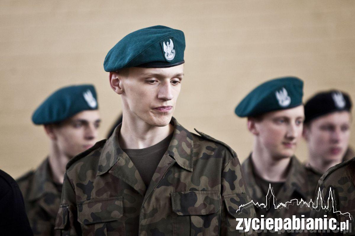 Za mundurem panny sznurem...