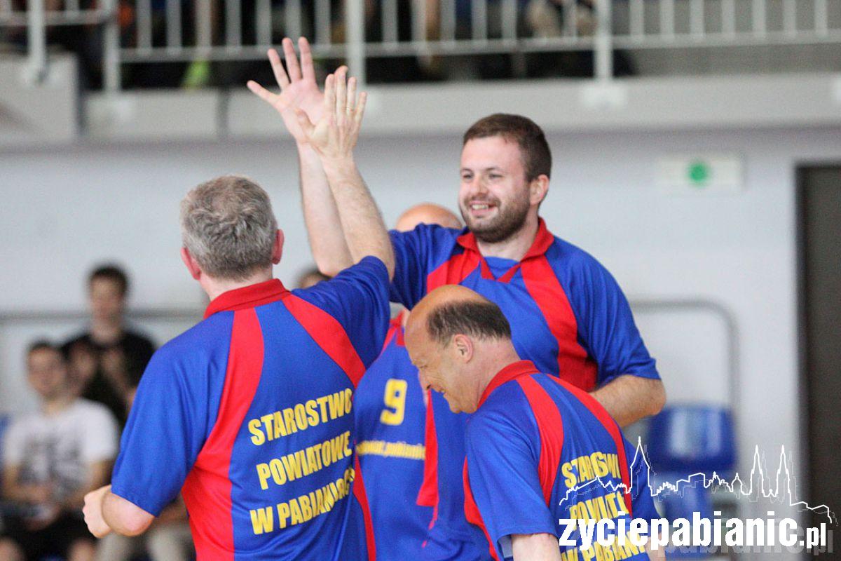 Nauczyciele vs uczennice II LO