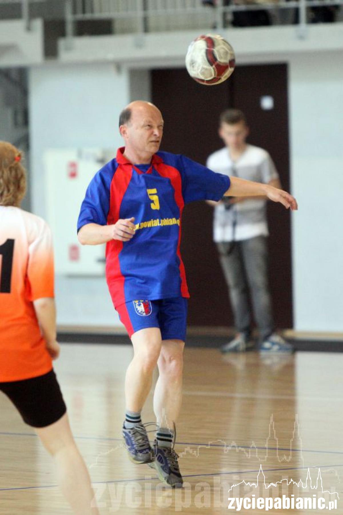 Nauczyciele vs uczennice II LO