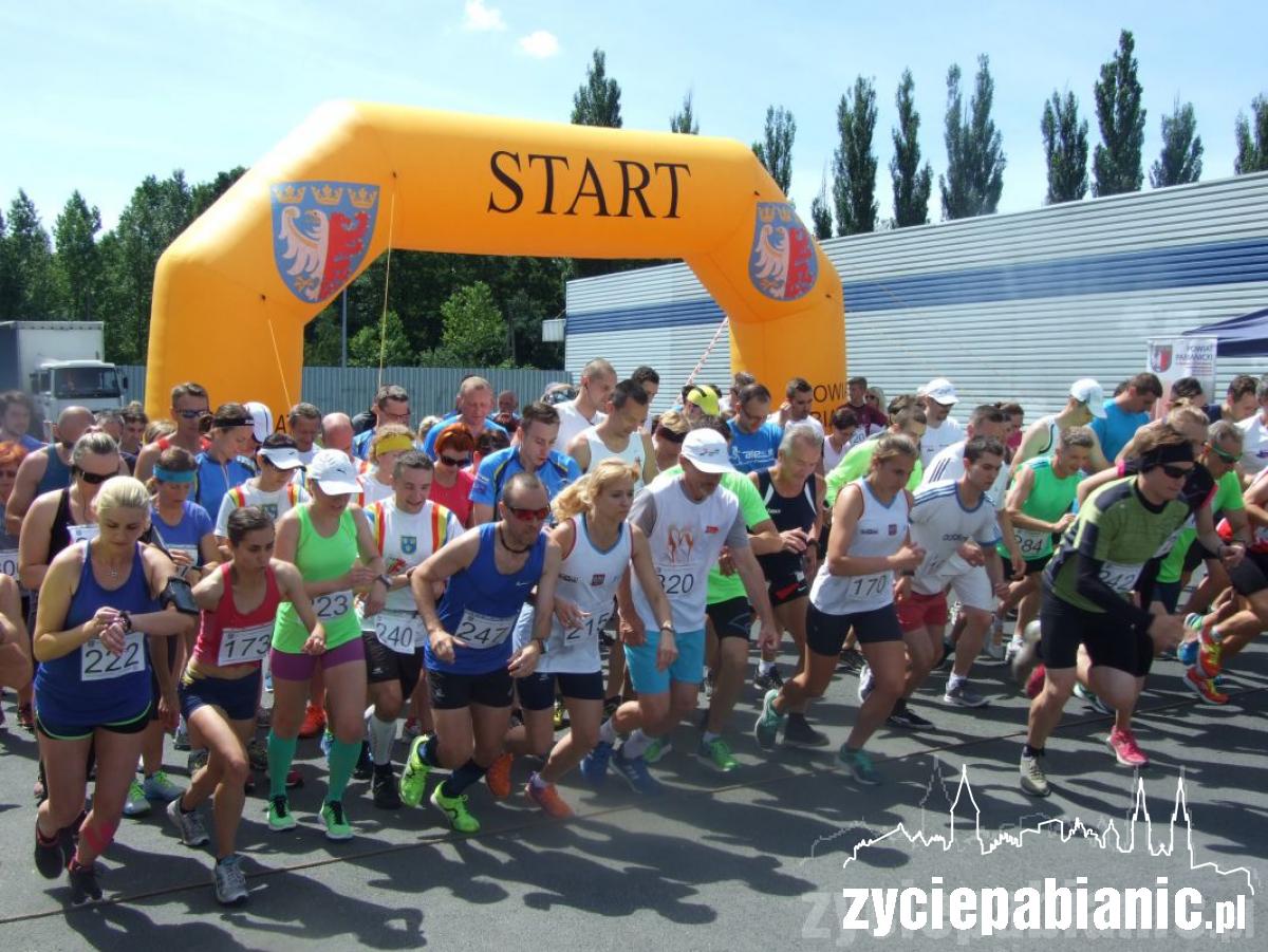 Zobacz kto pobiegł w jubileuszowym biegu