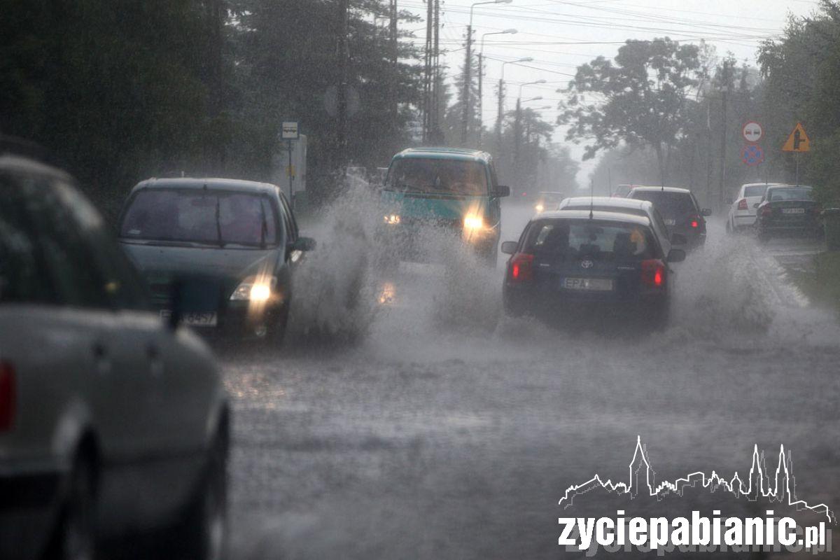 Zalane ulice i zerwane dachy