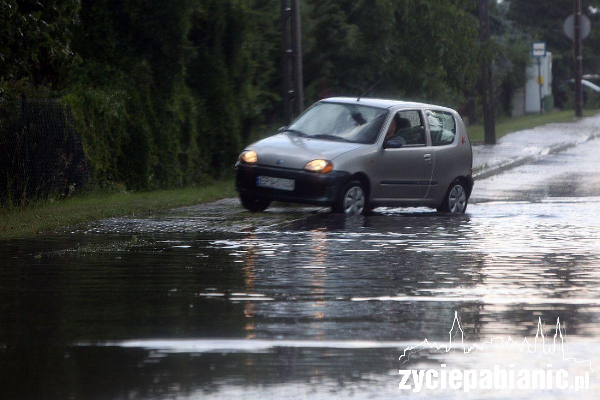 Zalane ulice i zerwane dachy