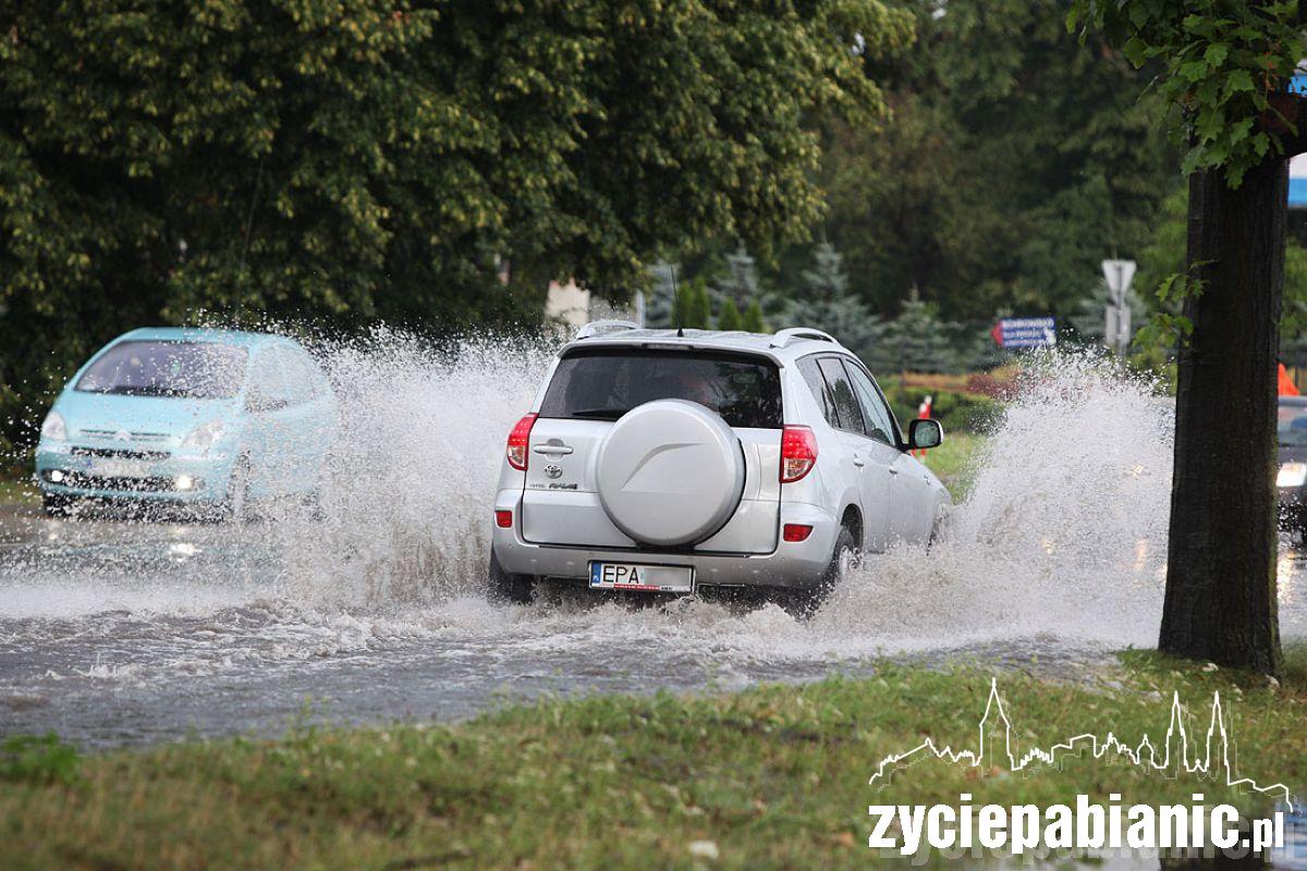 Zalane ulice i zerwane dachy