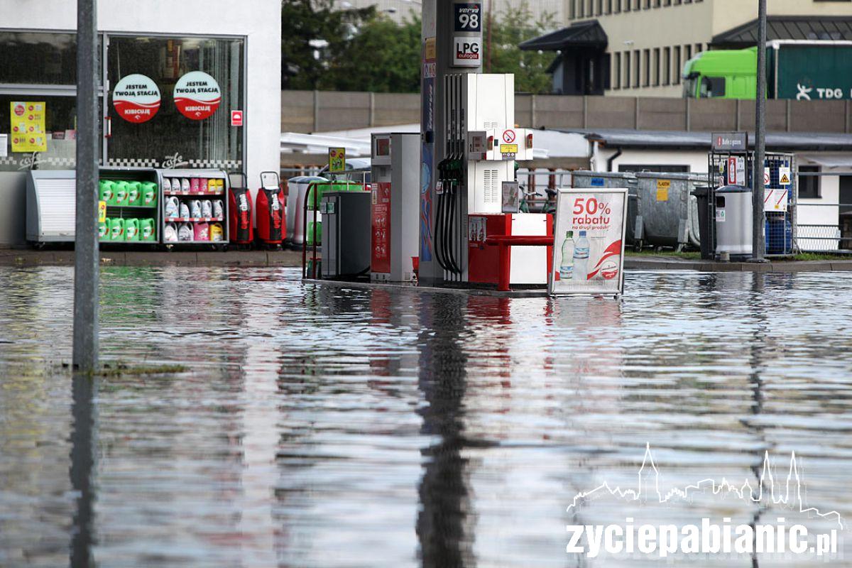 Zalane ulice i zerwane dachy