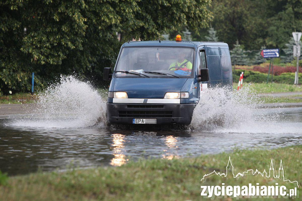 Zalane ulice i zerwane dachy