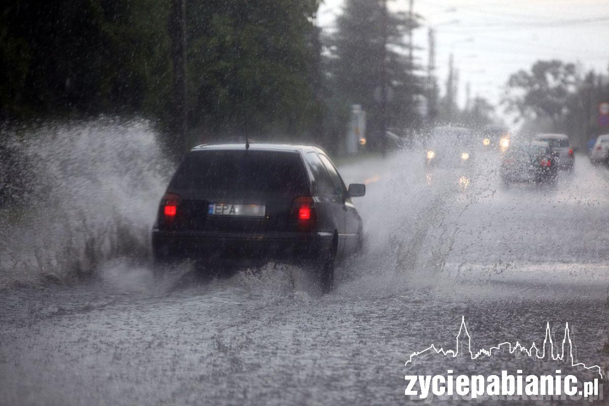 Zalane ulice i zerwane dachy