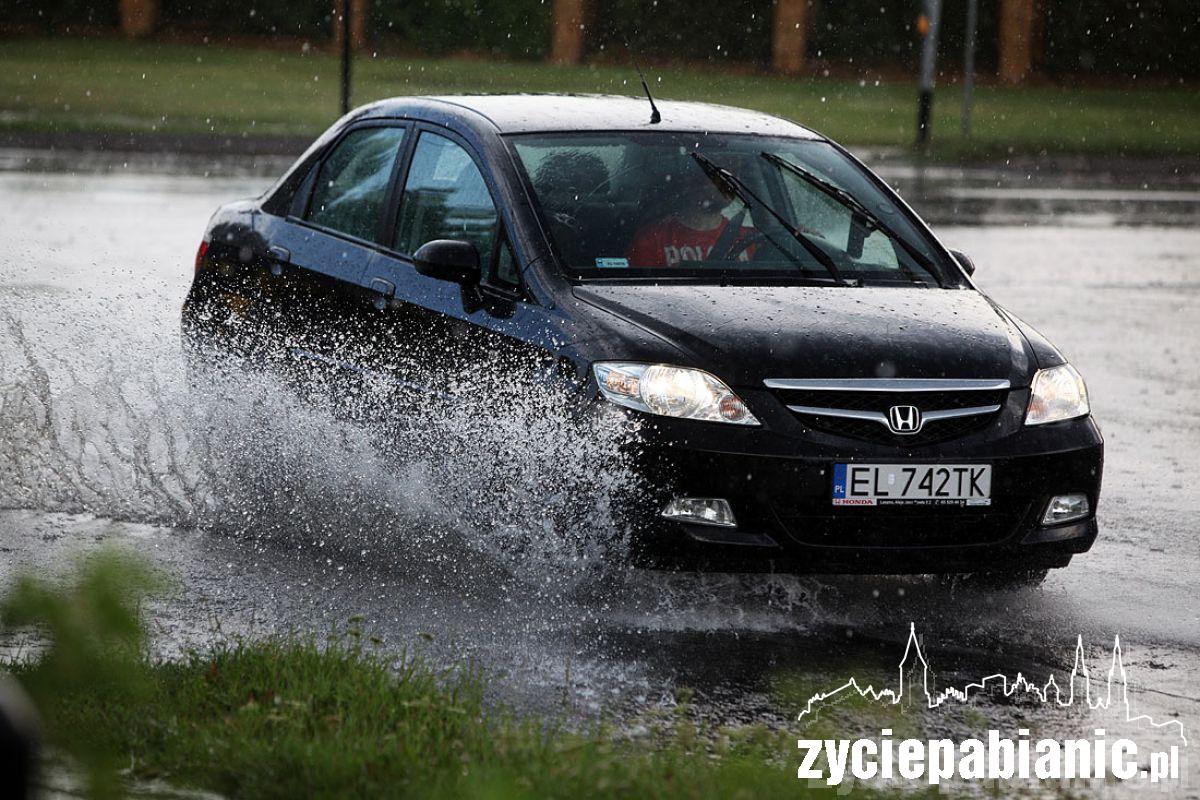Zalane ulice i zerwane dachy