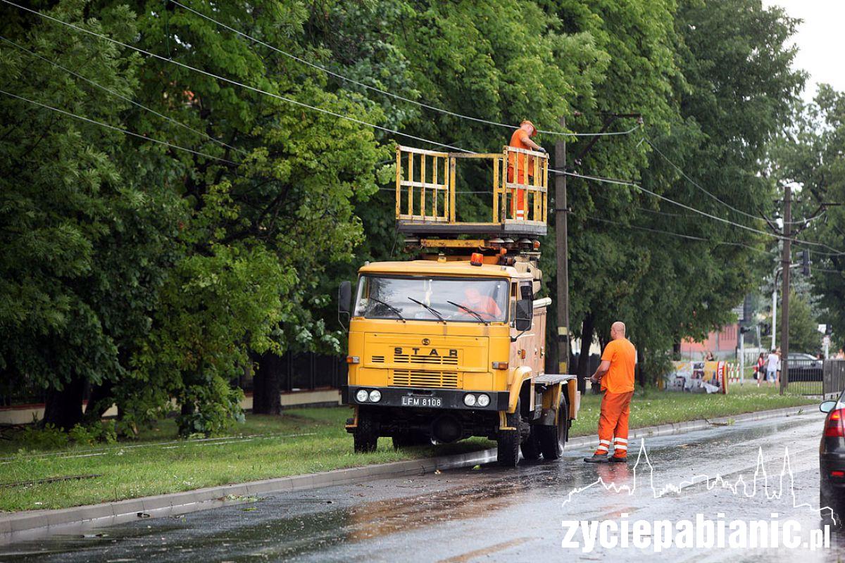 Zalane ulice i zerwane dachy