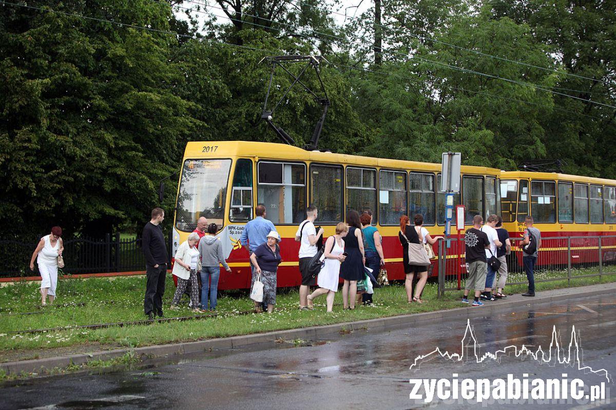 Zalane ulice i zerwane dachy