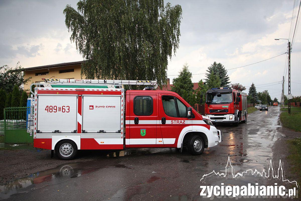 Zalane ulice i zerwane dachy