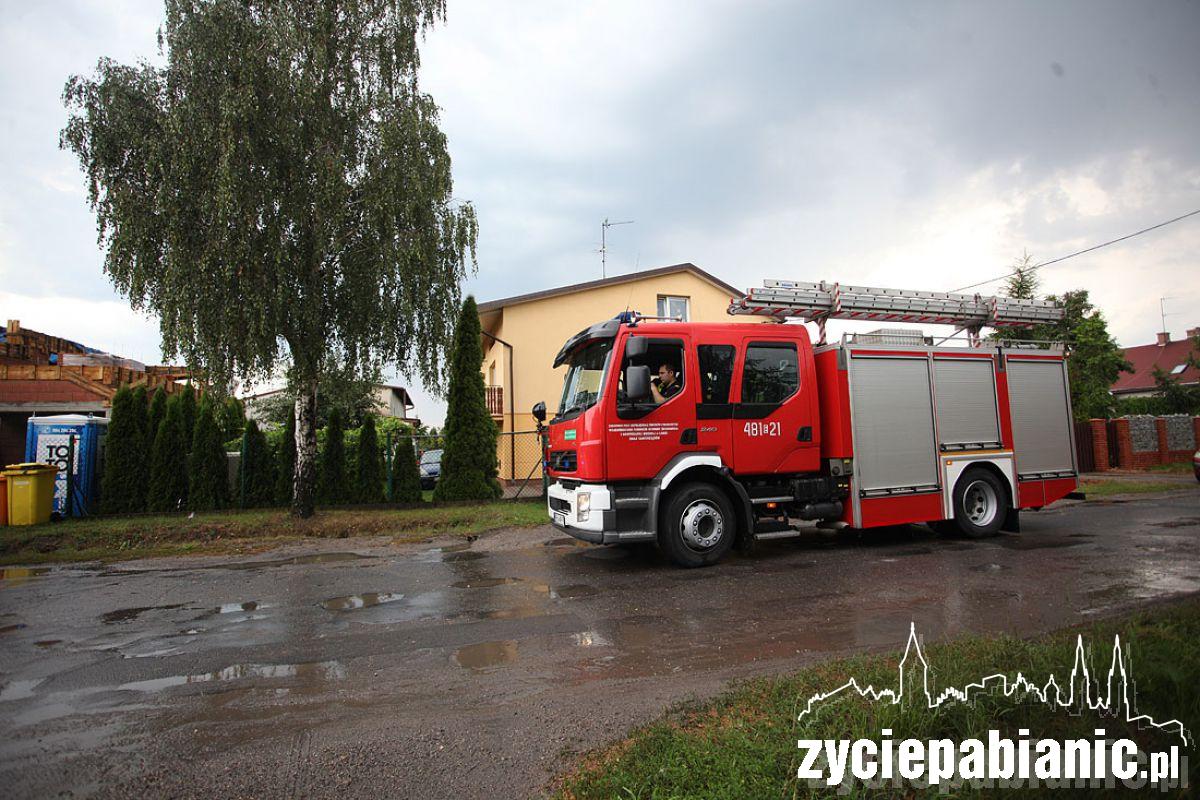 Zalane ulice i zerwane dachy