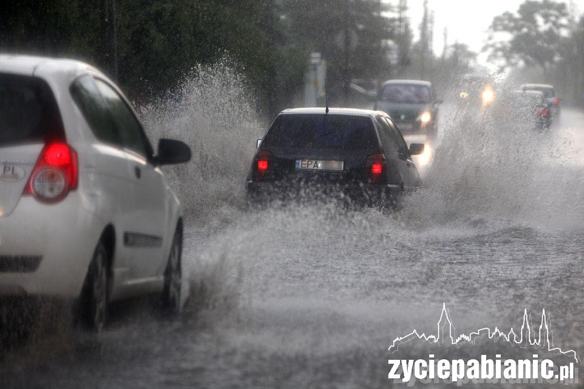 Zalane ulice i zerwane dachy