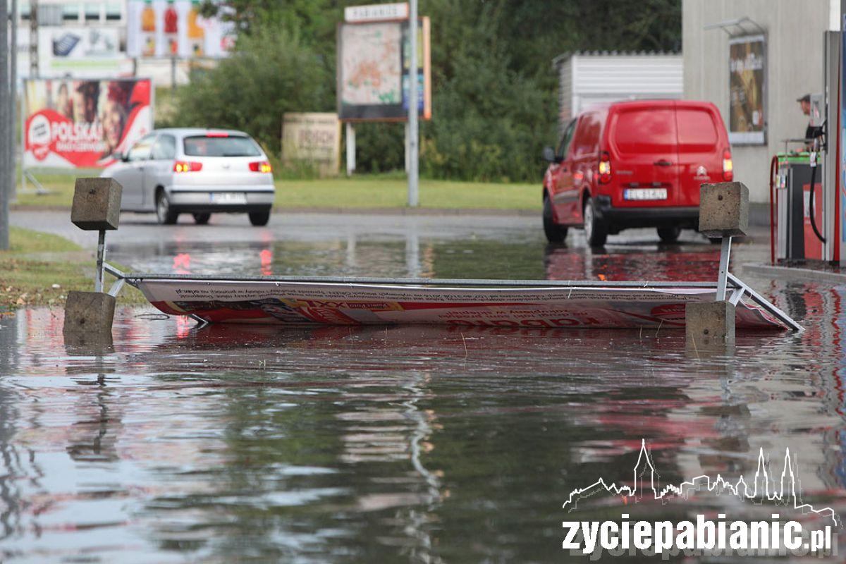 Zalane ulice i zerwane dachy