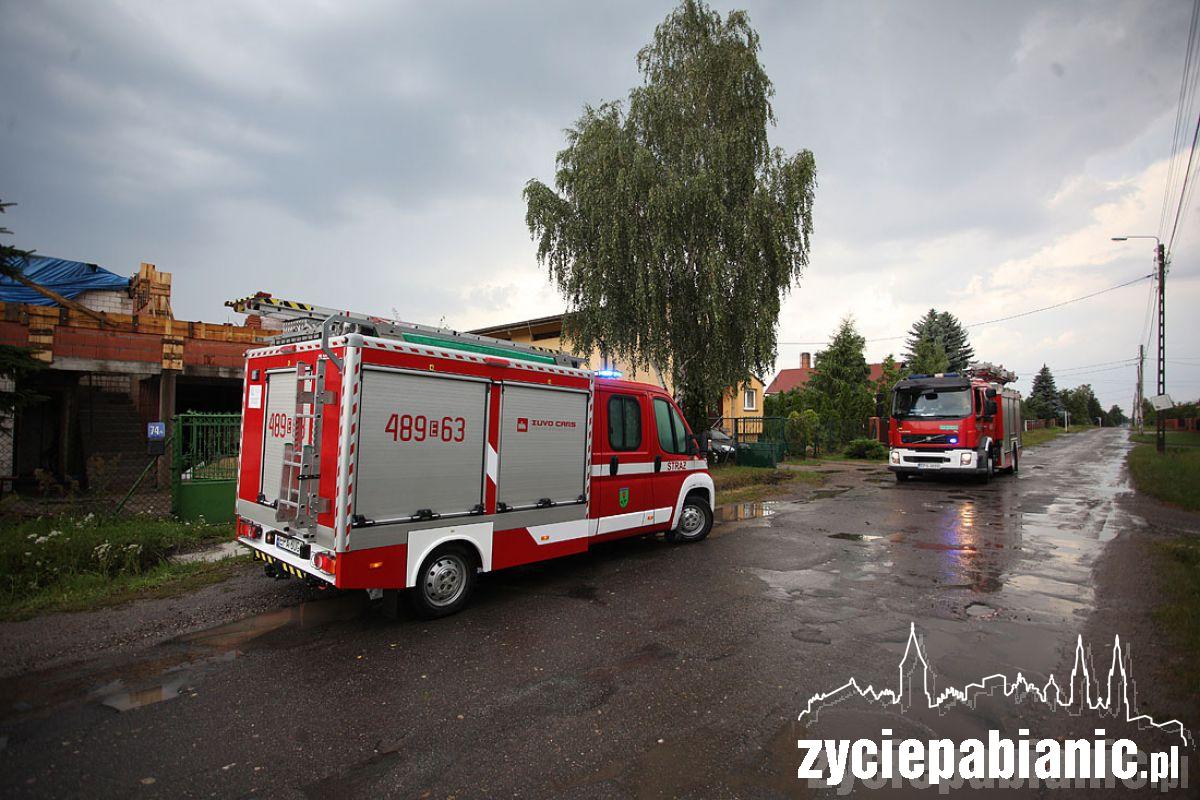 Zalane ulice i zerwane dachy