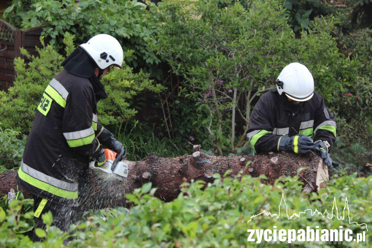 Zalane ulice i zerwane dachy