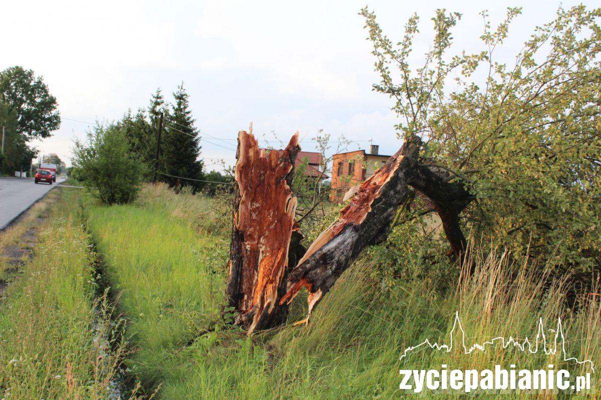 Zalane ulice i zerwane dachy