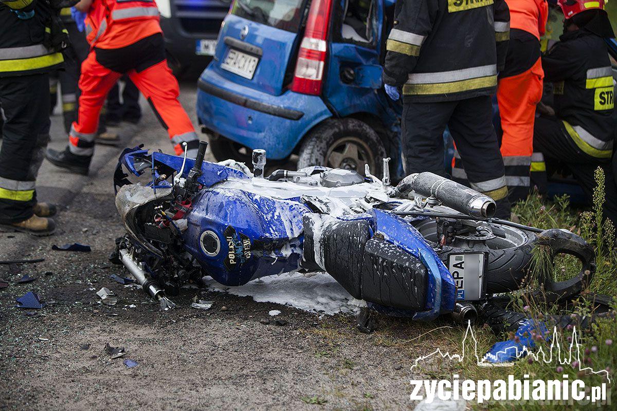 Motocyklista wjechał w samochód