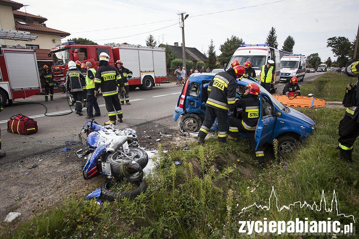 Motocyklista wjechał w samochód