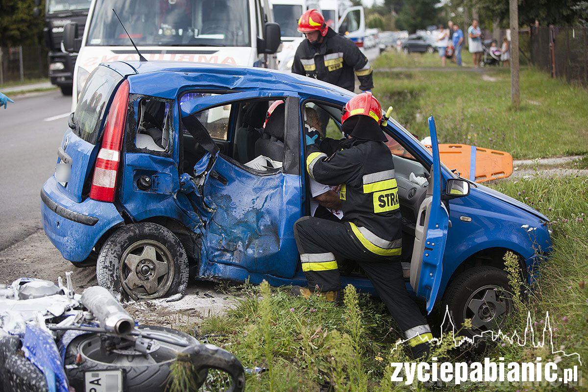 Motocyklista wjechał w samochód