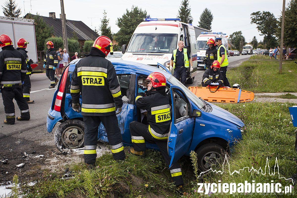 Motocyklista wjechał w samochód