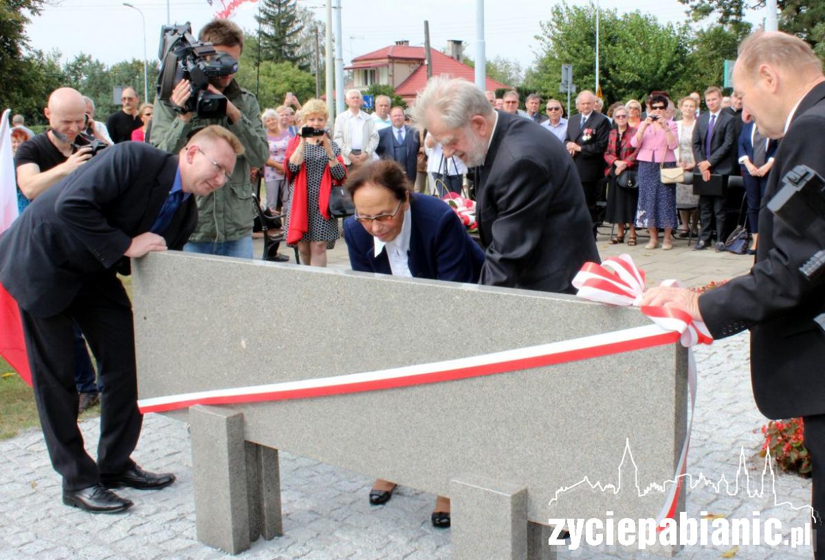 Skwerek Walentynowicz odsłonięty