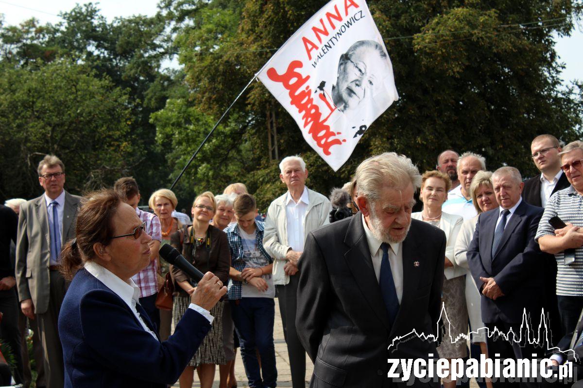 Skwerek Walentynowicz odsłonięty