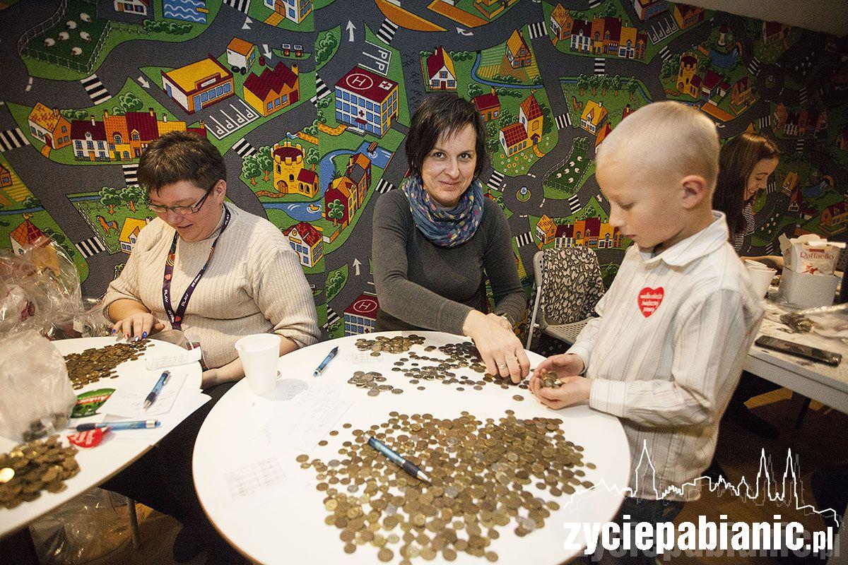 Trwa liczenie pieniędzy z puszek WOŚP