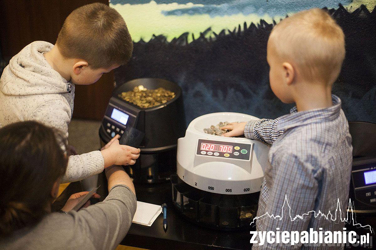 Trwa liczenie pieniędzy z puszek WOŚP